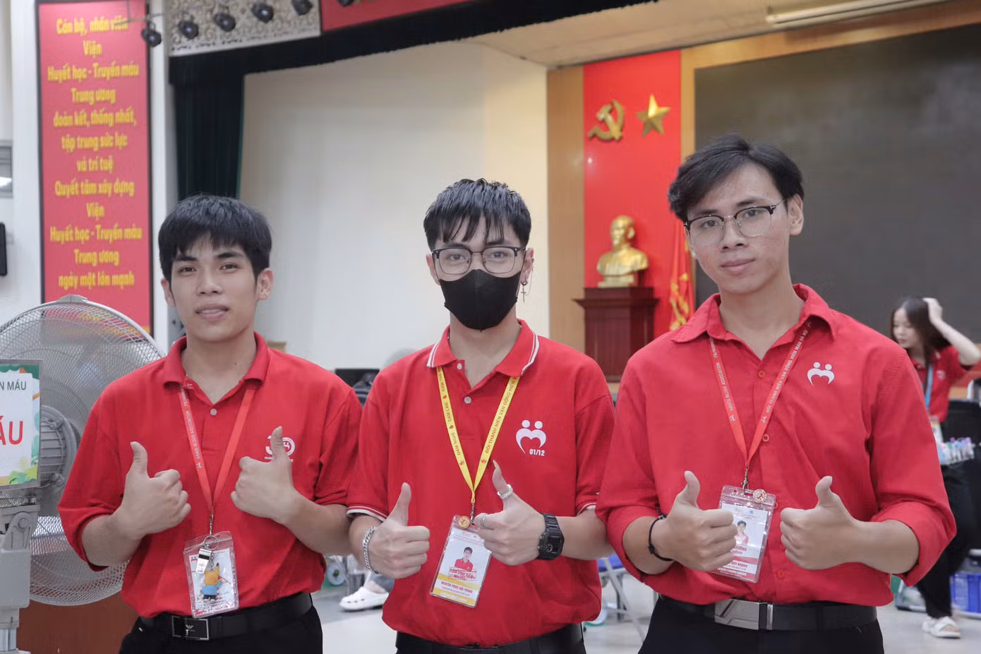 Duy Khánh (bên phải) luôn nỗ lực tuyên truyền và vận động nhiều bạn trẻ tham gia hiến máu.