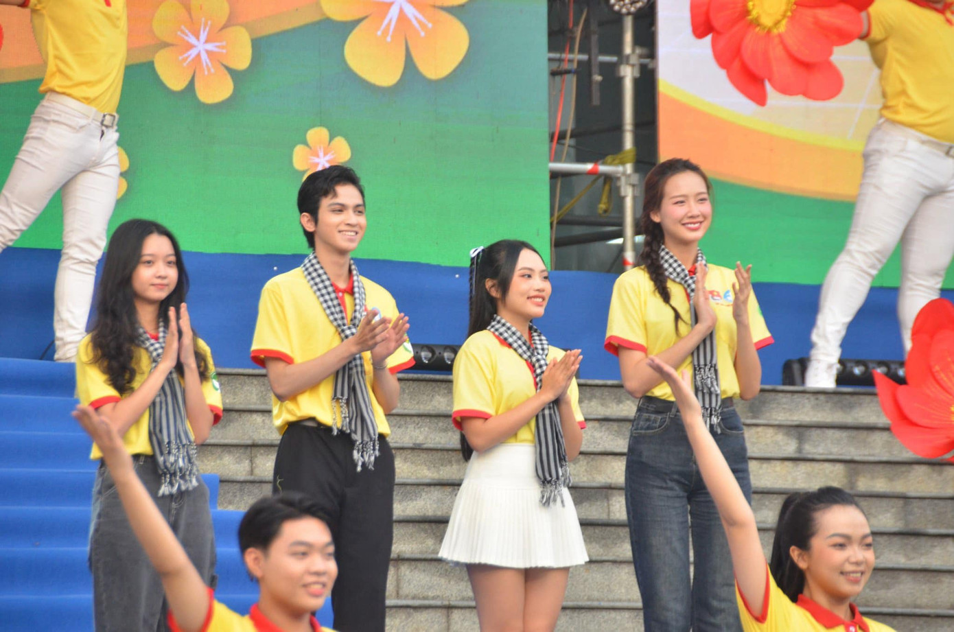 Buổi lễ còn có sự góp mặt của các gương mặt đại sứ. Buổi lễ còn có sự góp mặt của các gương mặt đại sứ.