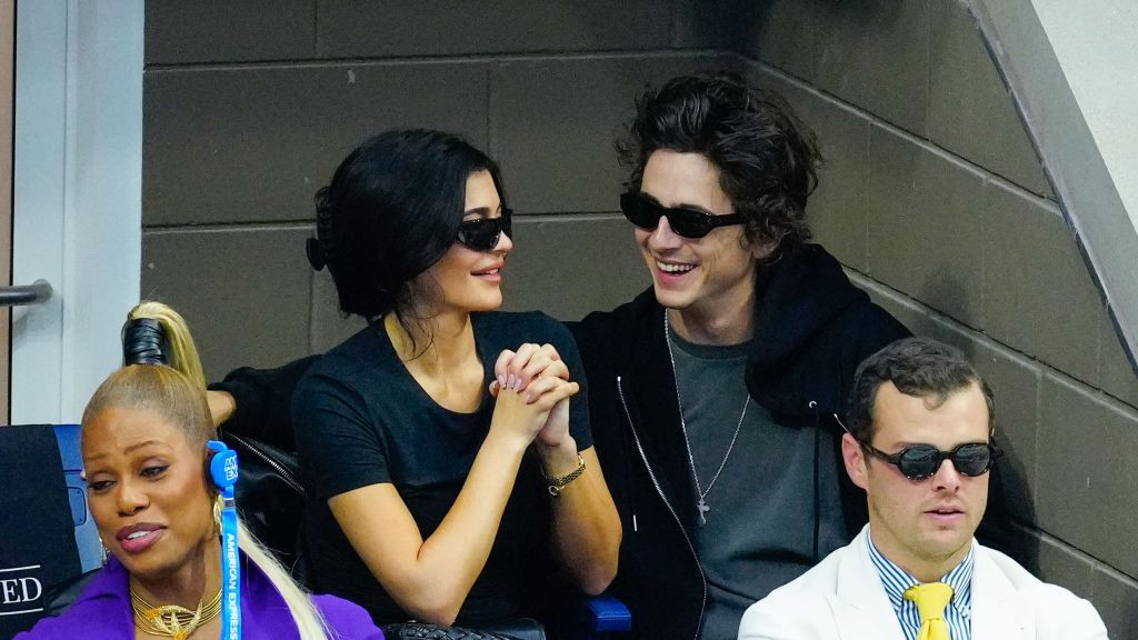 Kylie Jenner vướng tin đồn mang thai với bạn trai Timothée Chalamet. Kylie Jenner vướng tin đồn mang thai với bạn trai Timothée Chalamet.