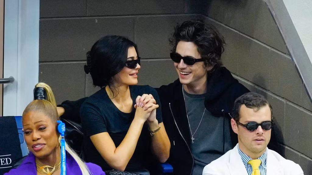 Kylie Jenner vướng tin đồn mang thai với bạn trai Timothée Chalamet.