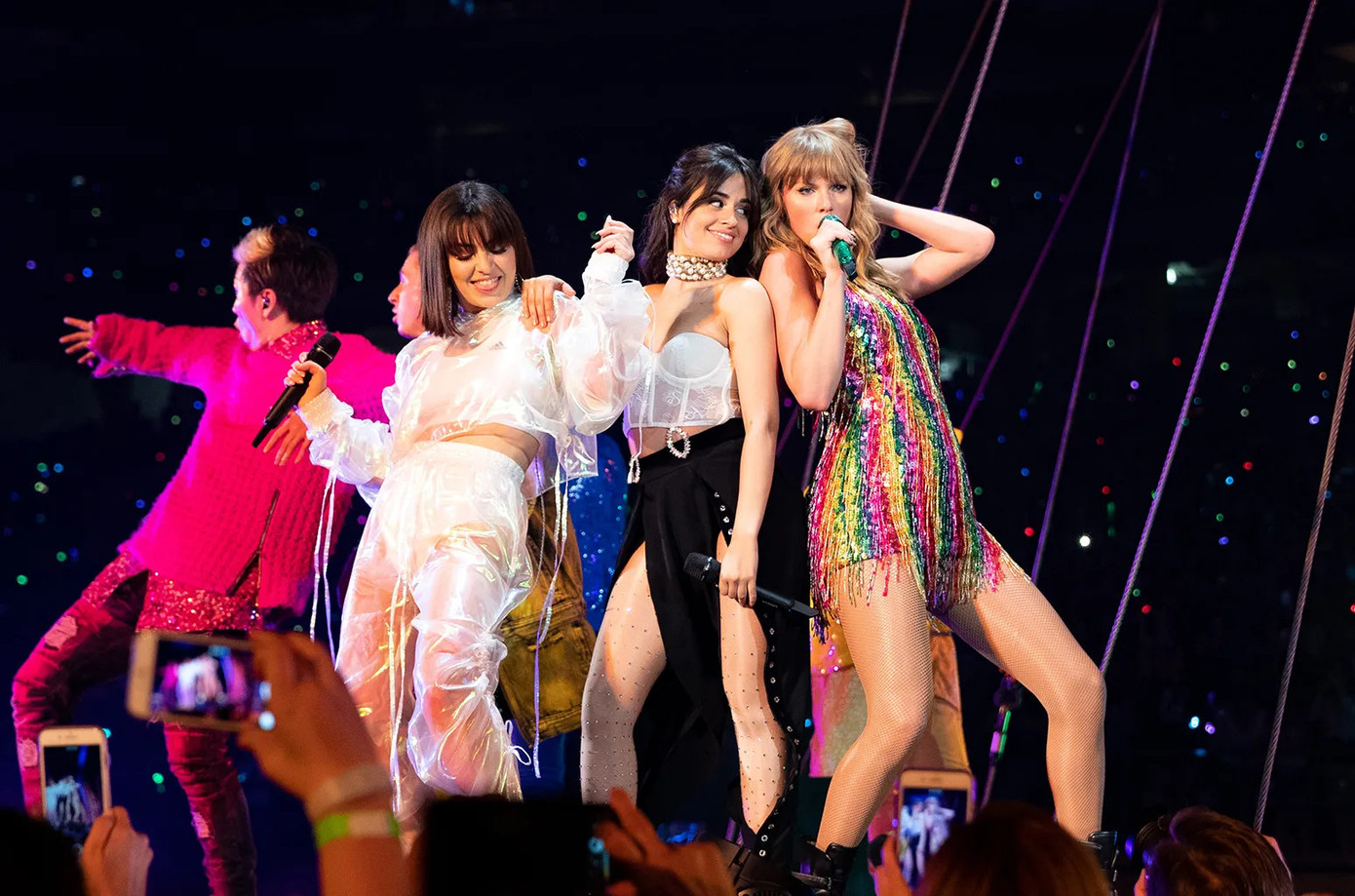 Camila Cabello và Charli XCX từng diễn chung tại Reputation Stadium Tour của Taylor Swift. Camila Cabello và Charli XCX từng diễn chung tại Reputation Stadium Tour của Taylor Swift.