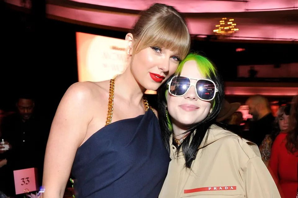 Người hâm mộ hai bên không ngừng chỉ trích lẫn nhau. Người hâm mộ hai bên không ngừng chỉ trích lẫn nhau.