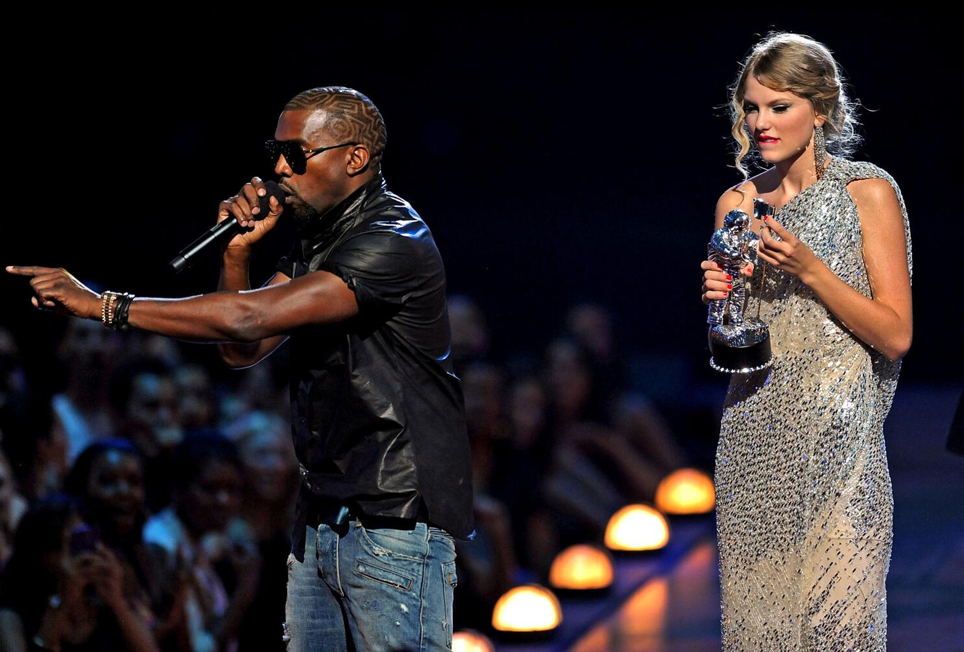 Kanye West được đồn đoán đã giật mic Taylor Swift để bảo vệ cô khỏi Beyoncé?
