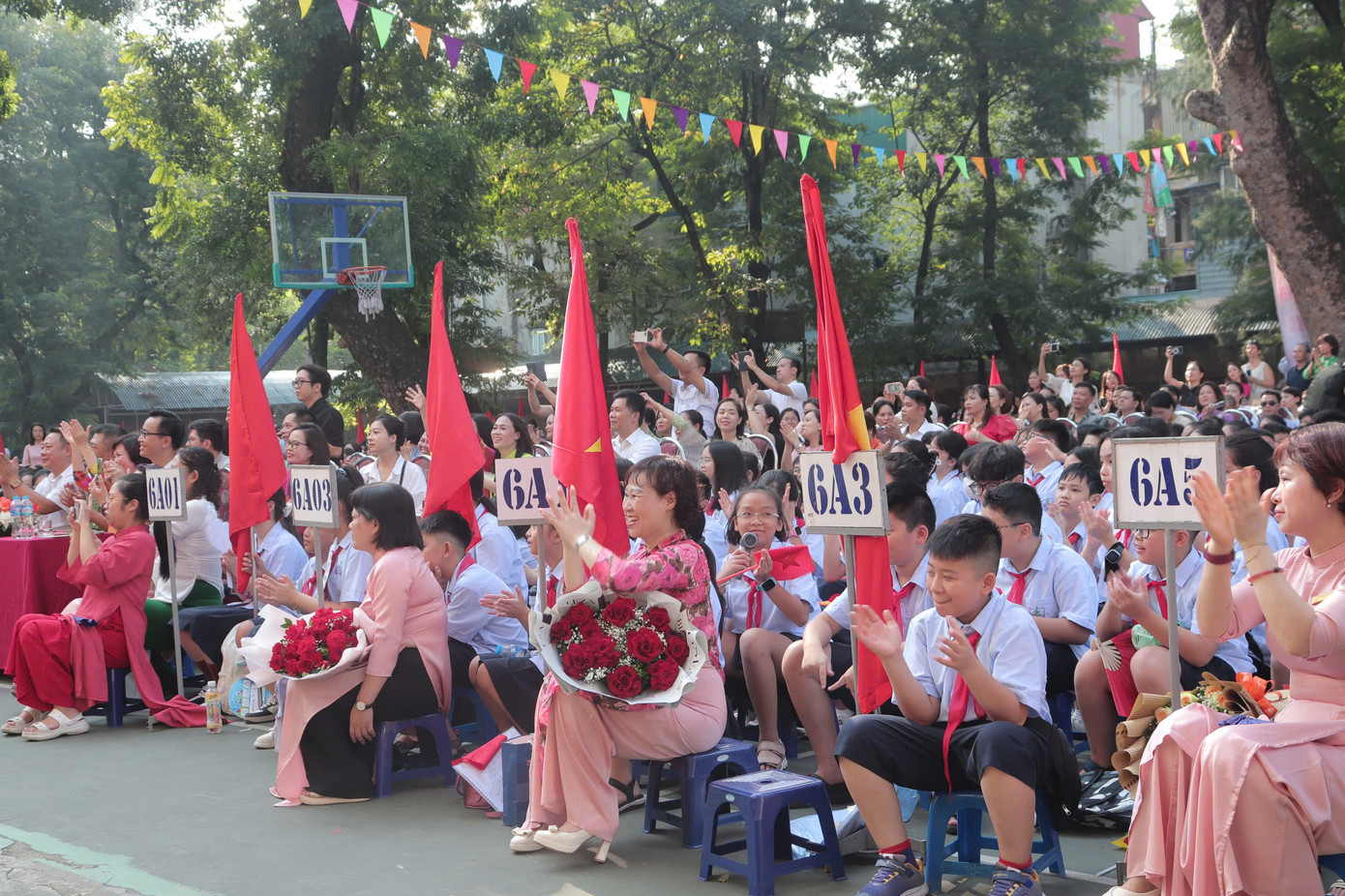 Những tiếng vỗ tay giòn giã gửi tặng đến các thầy cô sau tiết mục văn nghệ dễ thương. Những tiếng vỗ tay giòn giã gửi tặng đến các thầy cô sau tiết mục văn nghệ dễ thương.