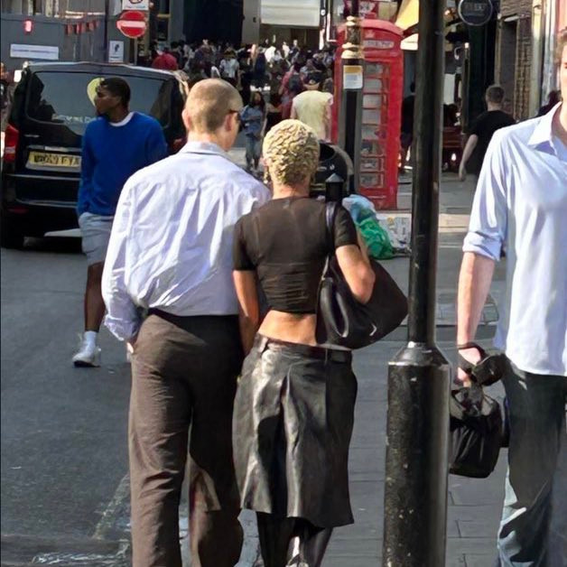 Cặp đôi công khai dạo phố ở London mặc kệ ánh mắt tò mò của thiên hạ. Cặp đôi công khai dạo phố ở London mặc kệ ánh mắt tò mò của thiên hạ.