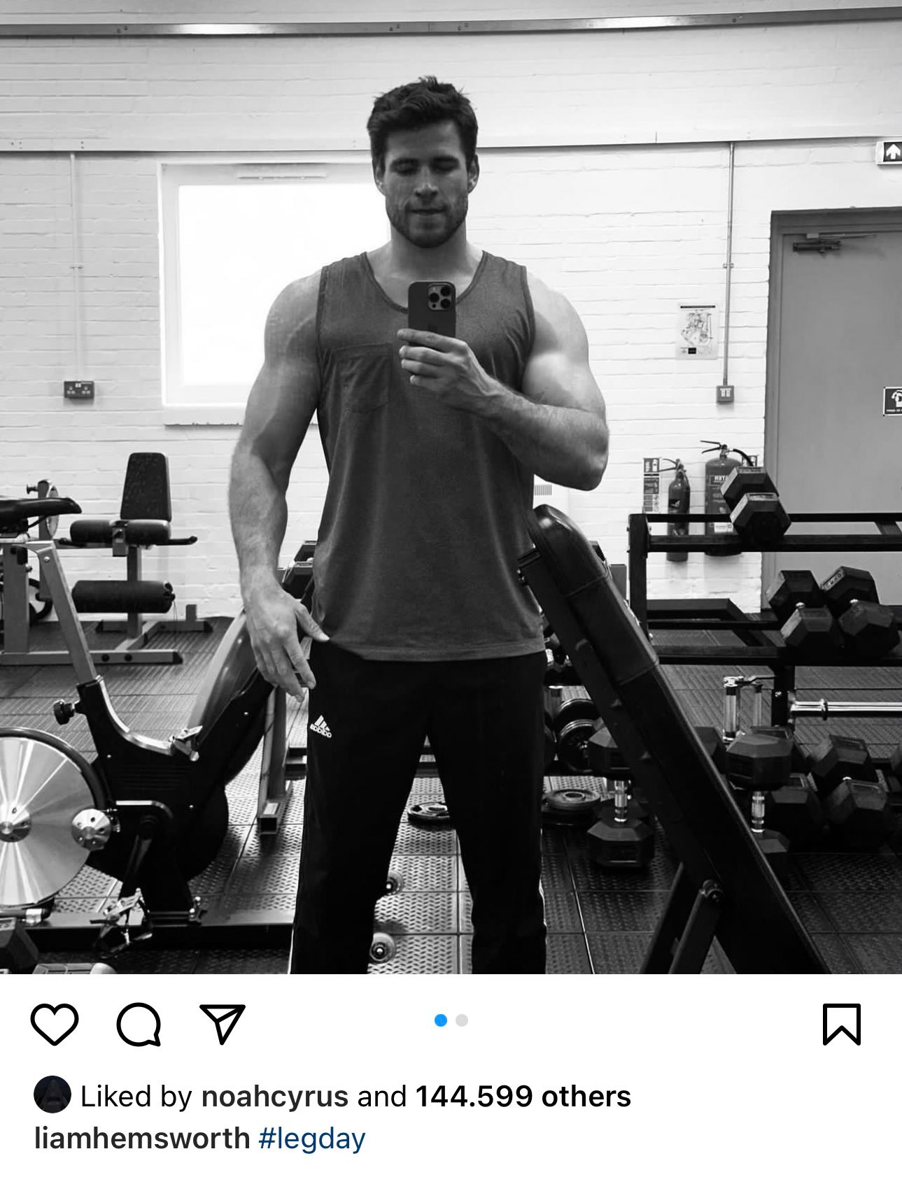 Noah Cyrus bị phát hiện thả tim hình ảnh của anh rể cũ. Noah Cyrus bị phát hiện thả tim hình ảnh của anh rể cũ.