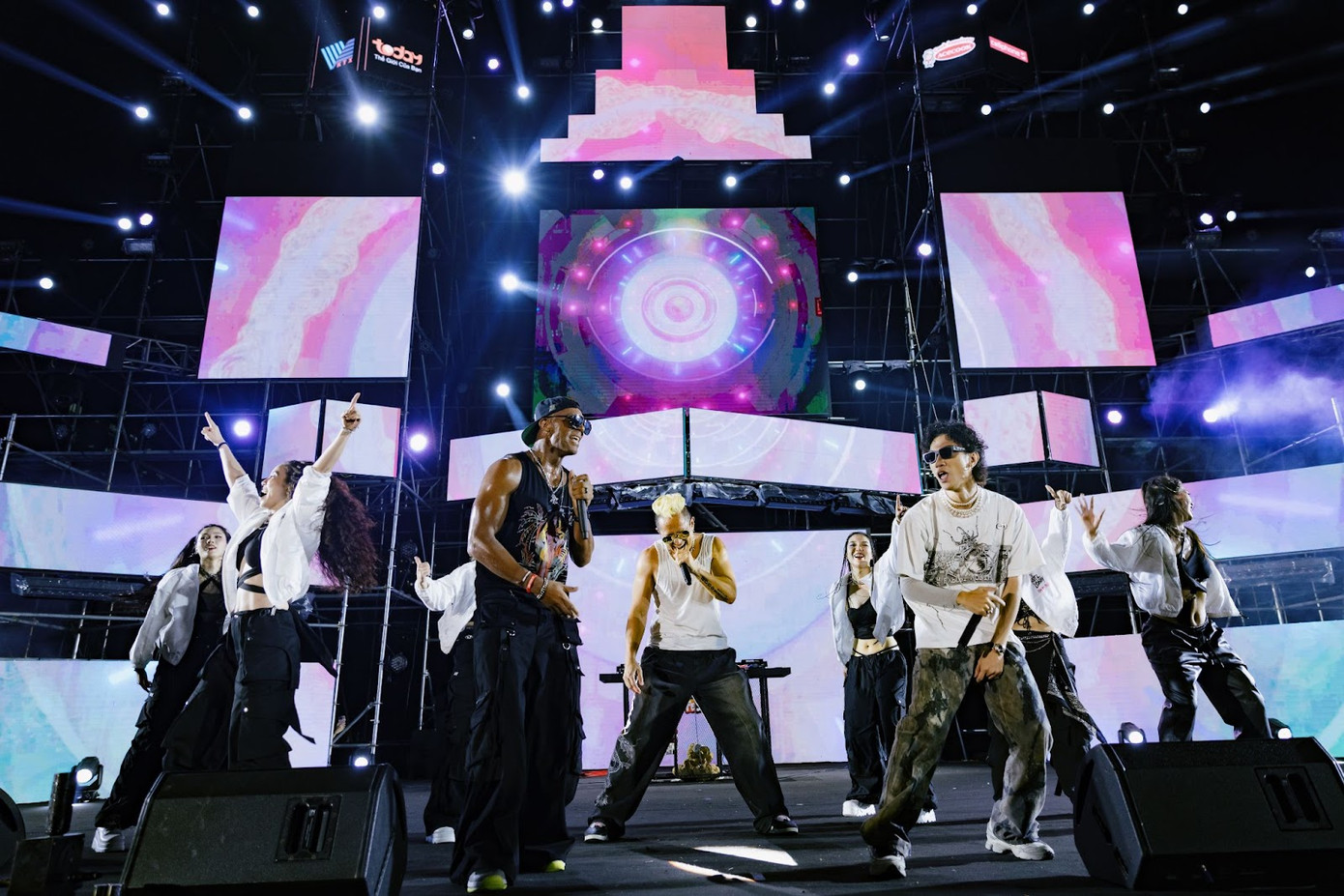 Bộ đôi nghệ sĩ quốc tế ''nổi danh'' - The Hotel Lobby ''khai hỏa'' cuộc chơi.