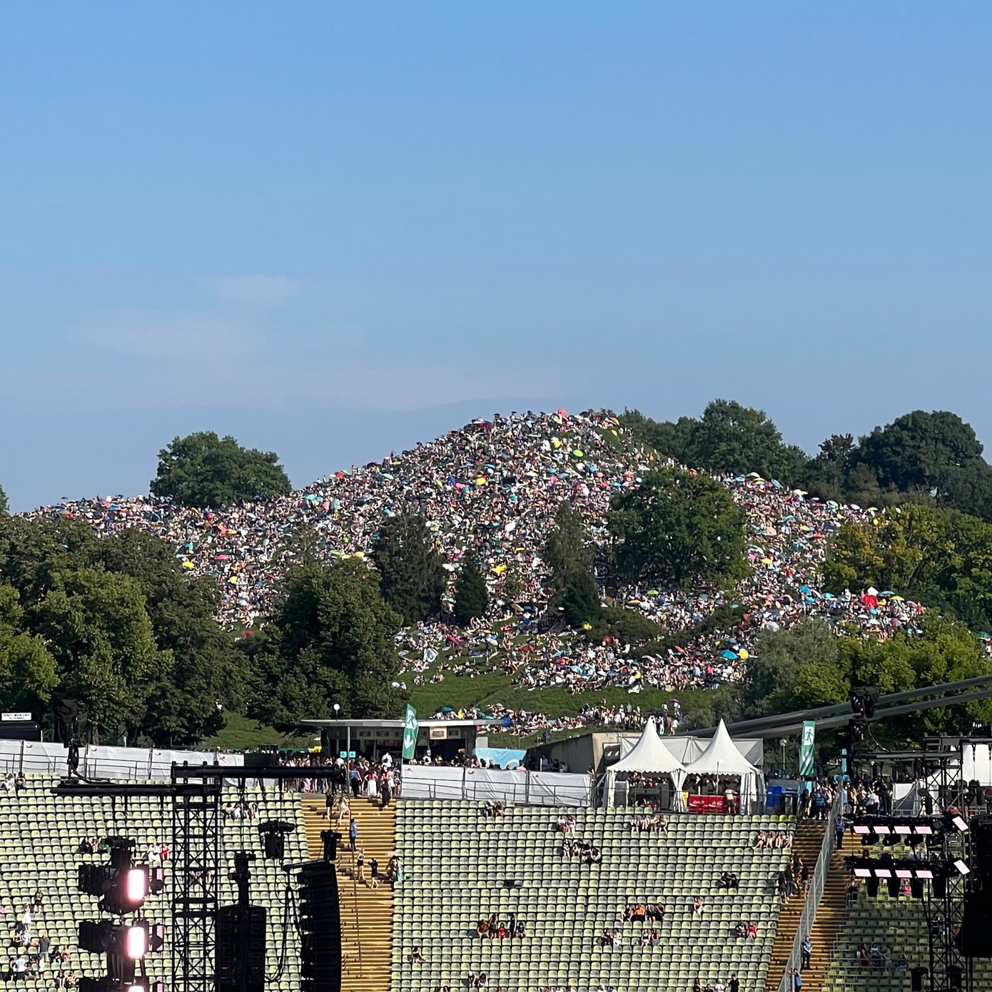 Hình ảnh ngọn đồi được bao phủ với hàng chục nghìn người nhìn từ bên trong sân vận động.