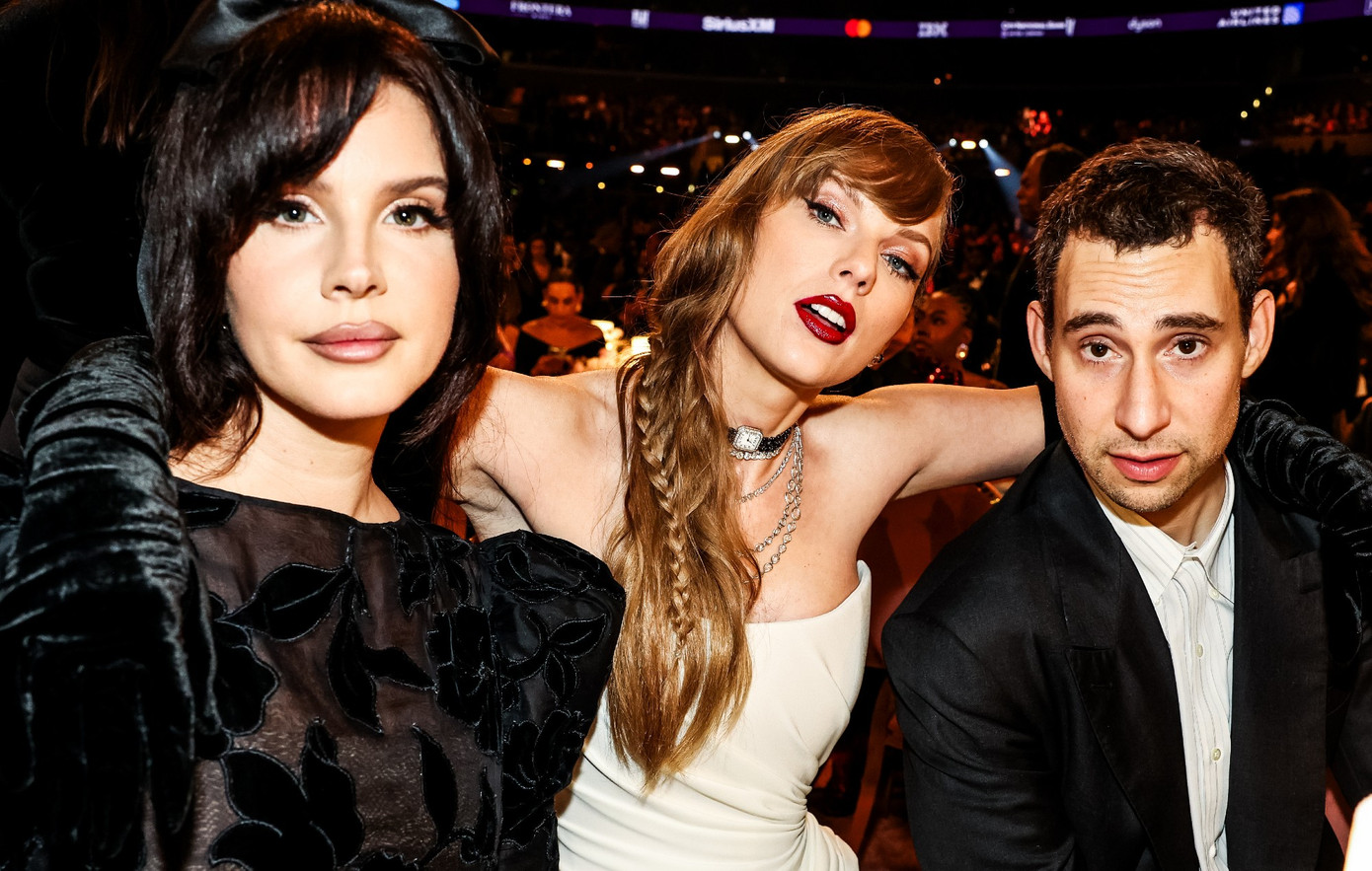 Taylor và bạn trai tham dự Coachella để cổ vũ cho hai người bạn thân. Taylor và bạn trai tham dự Coachella để cổ vũ cho hai người bạn thân.