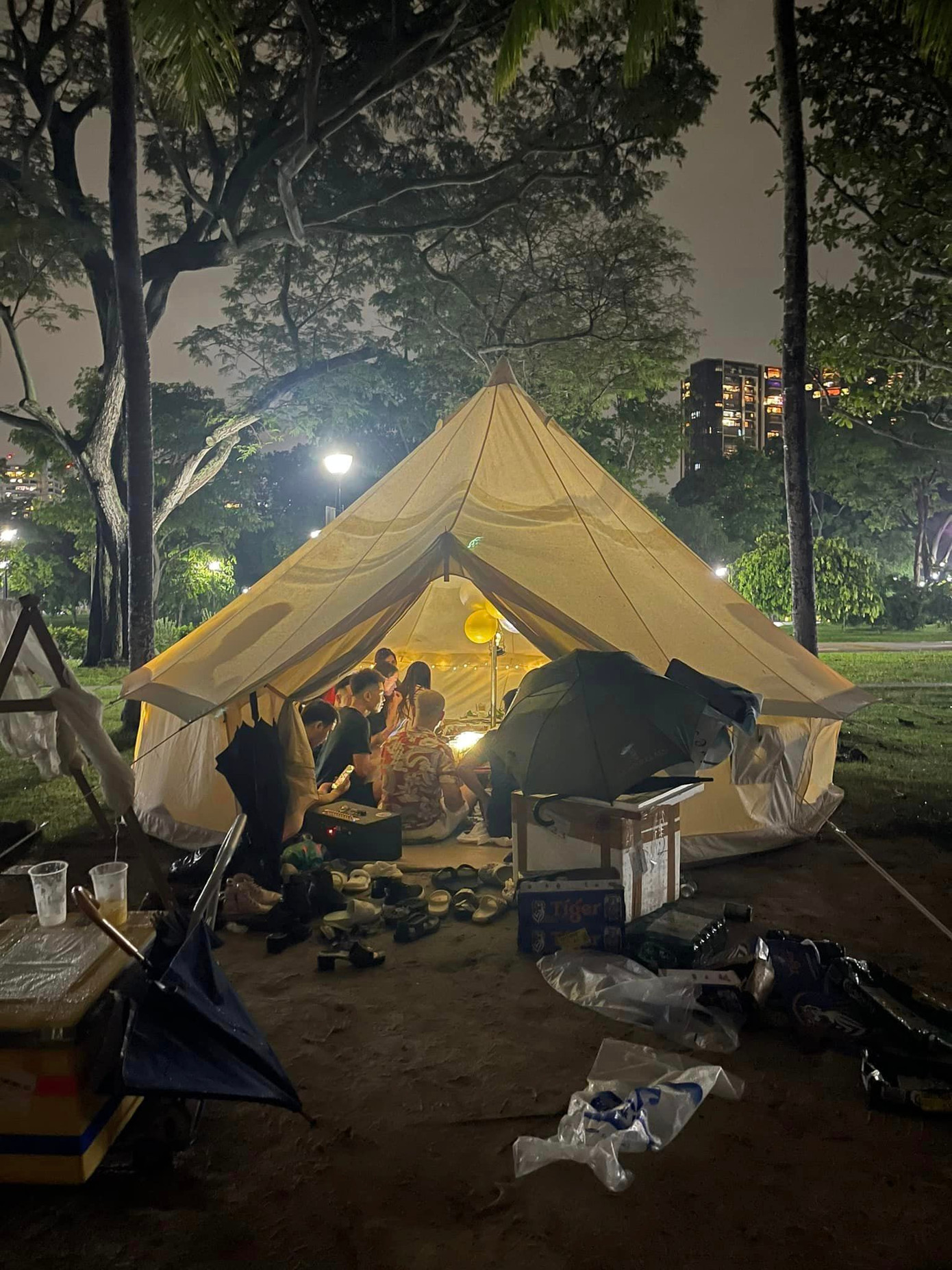 Một số người lựa chọn ở chung hoặc ở lều để tiết kiệm chi phí.