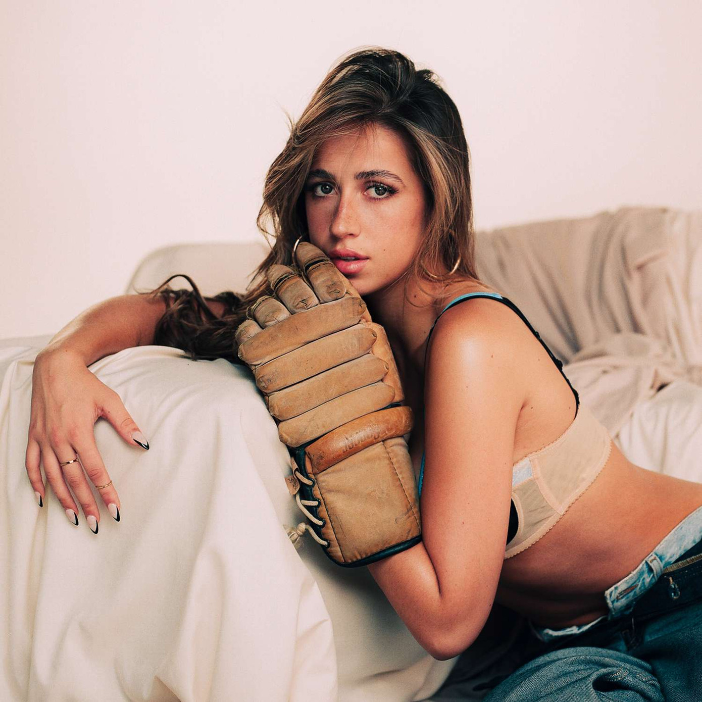 Tate McRae nổi lên nhờ bản hit TikTok Greedy. Tate McRae nổi lên nhờ bản hit TikTok Greedy.