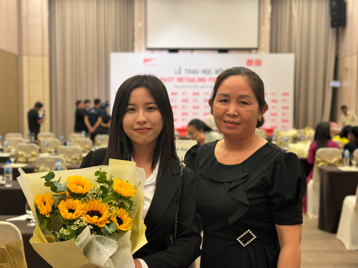 Mẹ là người đầu tiên Triệu Vy báo tin nhận được học bổng danh giá. Mẹ là người đầu tiên Triệu Vy báo tin nhận được học bổng danh giá.