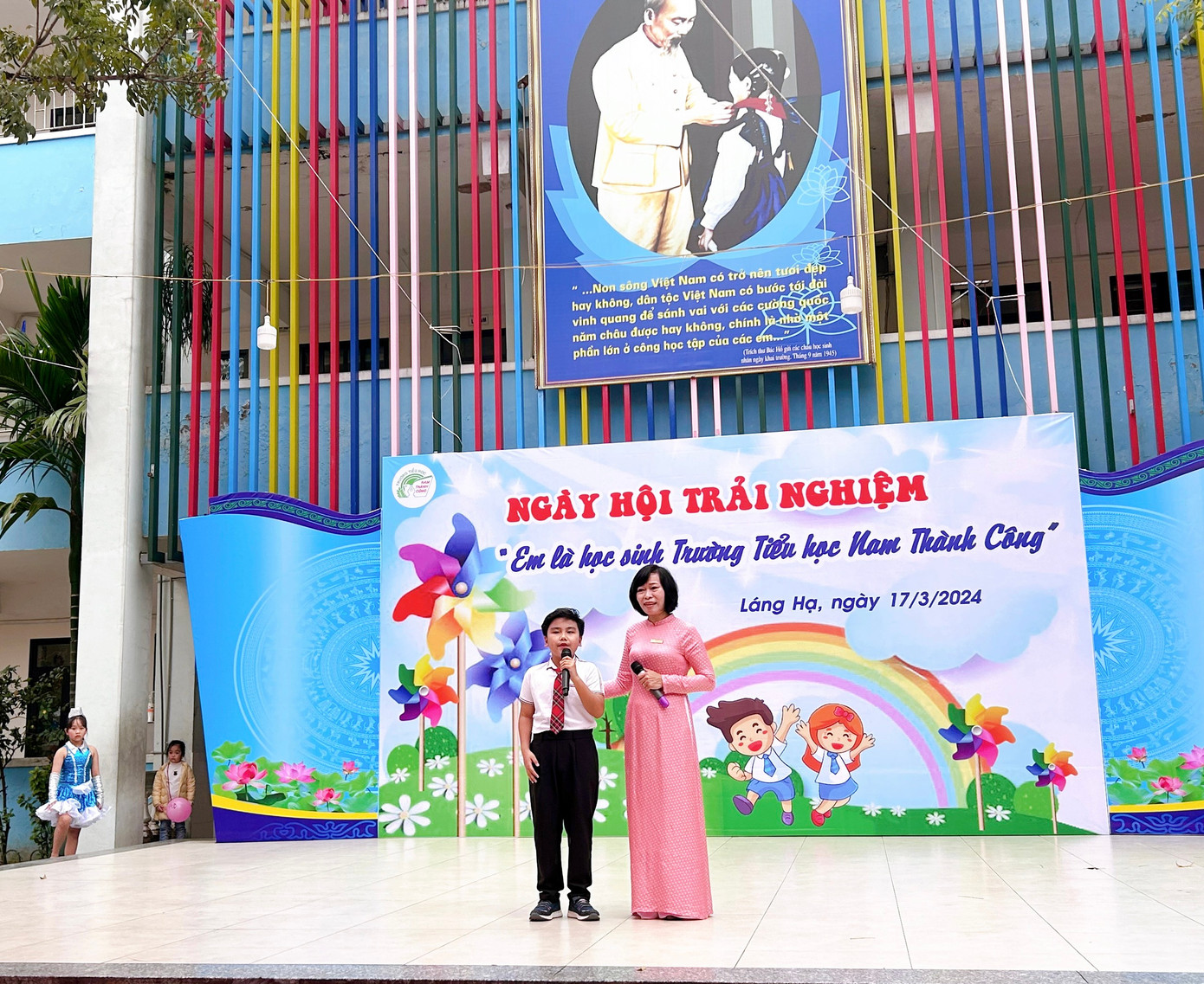 Cậu bạn Gia Bảo giới thiệu bằng Tiếng Pháp rất trôi chảy.