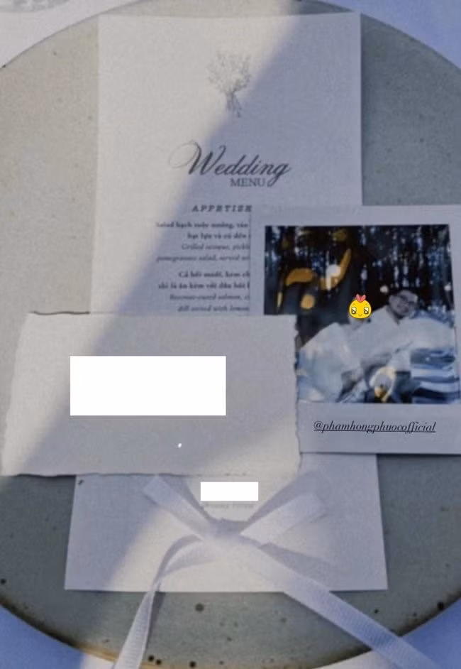 Nữ diễn viên thể hiện sự chu đáo khi chuẩn bị bảng tên cho từng vị khách.