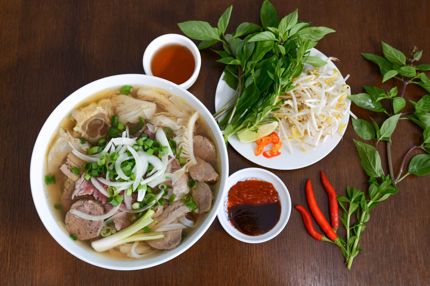 Du khách quốc tế không chỉ thích thú với hương vị đậm đà mà còn ấn tượng bởi sự đơn giản và tinh tế của phở. Ảnh: Internet