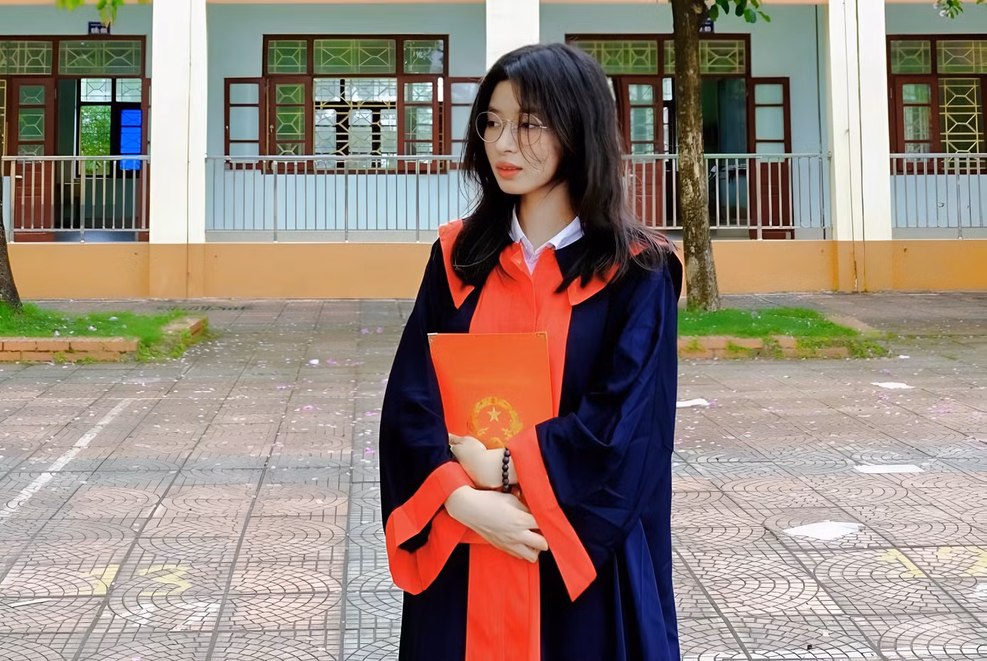 Thùy Linh tin rằng việc không sử dụng những văn bản trong sách giáo khoa sẽ giúp học sinh thoải mái sáng tạo.