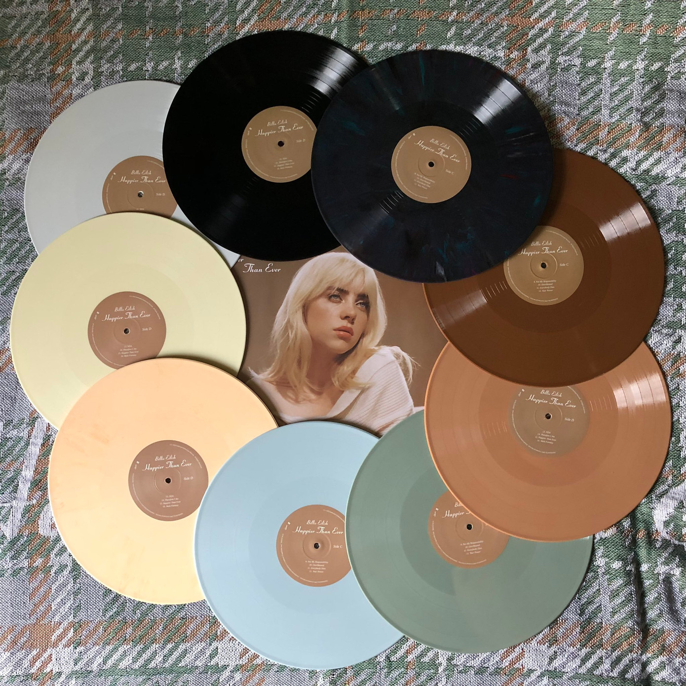 Các đĩa vinyl của Billie Eilish được làm từ vật phẩm tái chế.