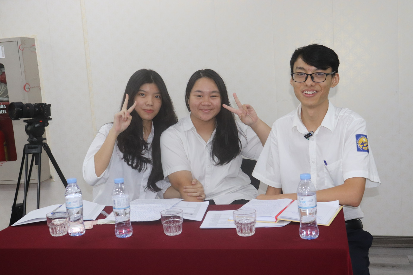 Đội phản đối kiến nghị đến từ trường THPT Nguyễn Trãi (Ba Đình) giành được nhiều lời khen ngợi từ ban giám khảo. Đội phản đối kiến nghị đến từ trường THPT Nguyễn Trãi (Ba Đình) giành được nhiều lời khen ngợi từ ban giám khảo.