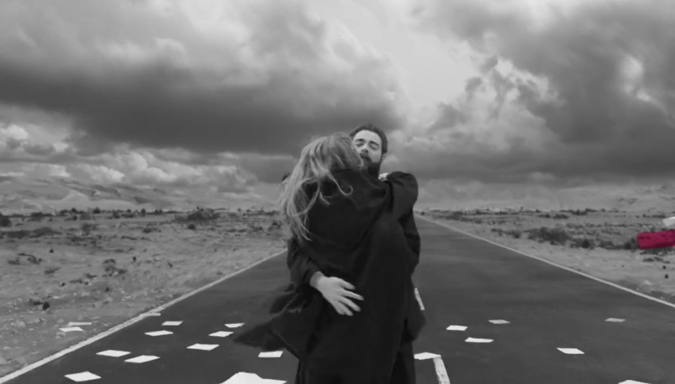 Cảnh Taylor chạy đến ôm Post Malone khiến khán giả nhớ tới Joe Alwyn trong reputation stadium tour. Cảnh Taylor chạy đến ôm Post Malone khiến khán giả nhớ tới Joe Alwyn trong reputation stadium tour.