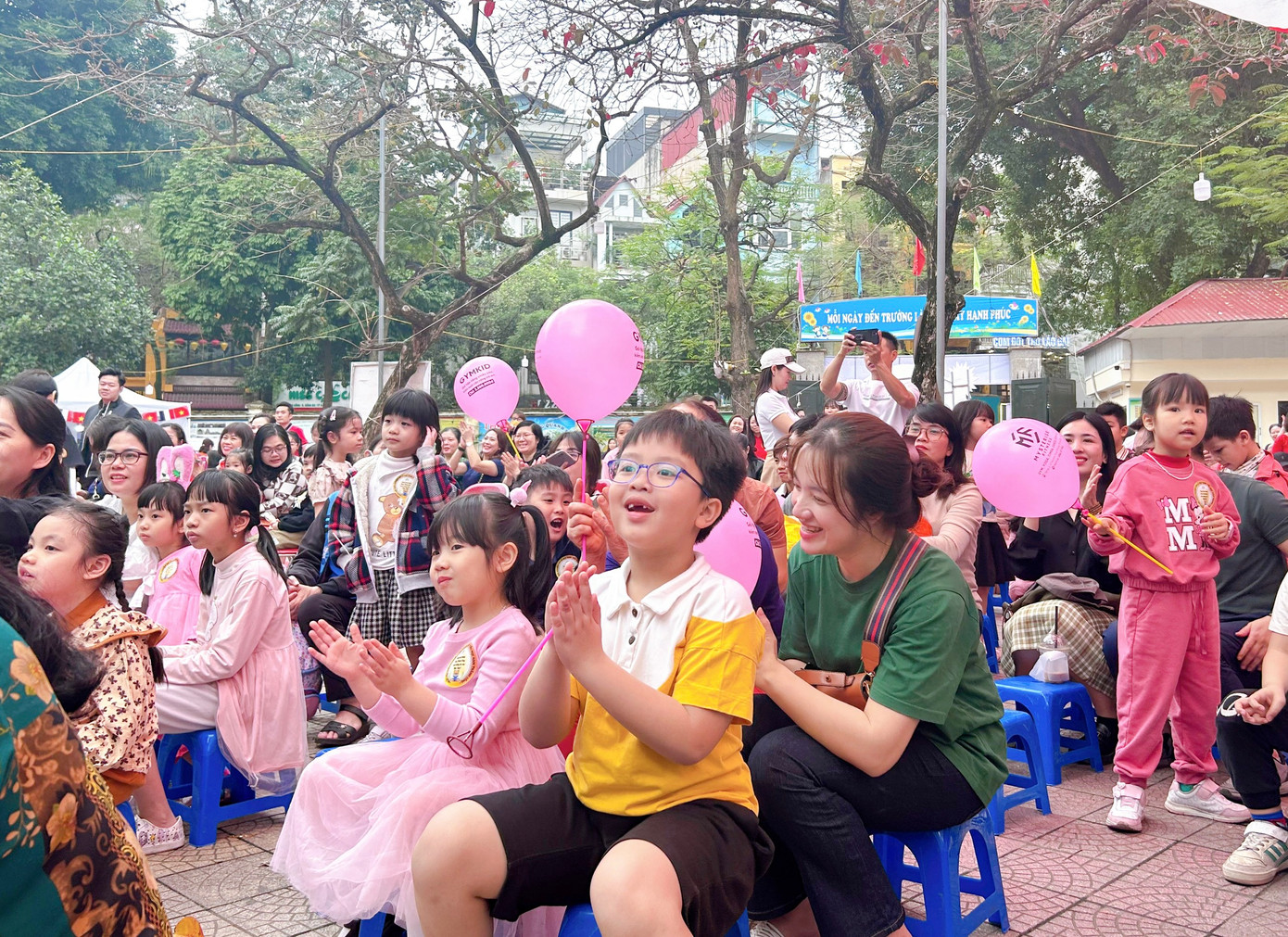 Các bạn nhỏ không giấu được sự phấn khích khi chú hề xuất hiện.