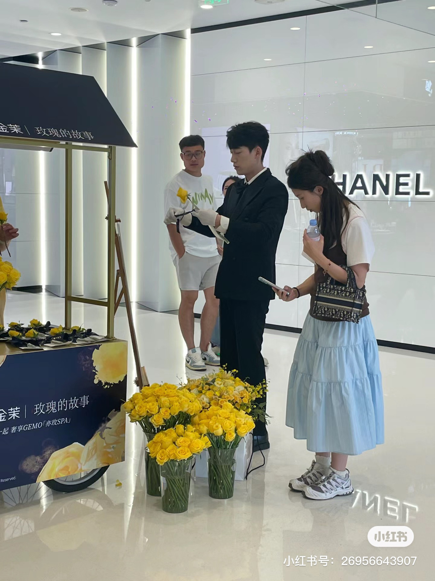 Hoa hồng vàng đang bán chạy hơn bao giờ hết. Nguồn: Xiaohongshu