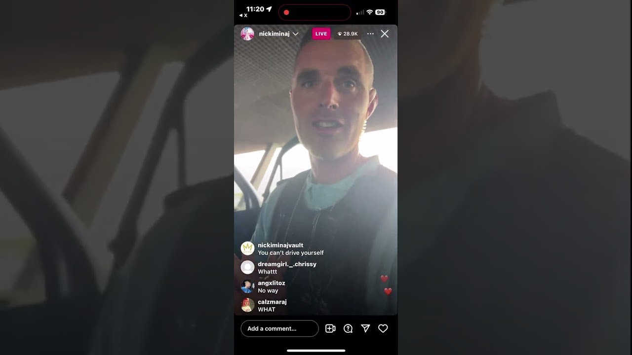 Nữ rapper thực hiện buổi phát trực tiếp để cập nhật tình hình cho người hâm mộ. Nữ rapper thực hiện buổi phát trực tiếp để cập nhật tình hình cho người hâm mộ.