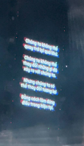 Dòng chữ trên màn hình LED xuất hiện tại buổi biểu diễn của Sơn Tùng M-TP.