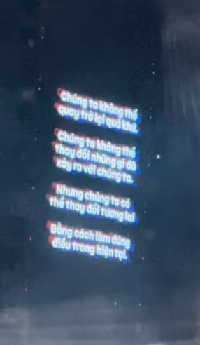 Dòng chữ trên màn hình LED xuất hiện tại buổi biểu diễn của Sơn Tùng M-TP.