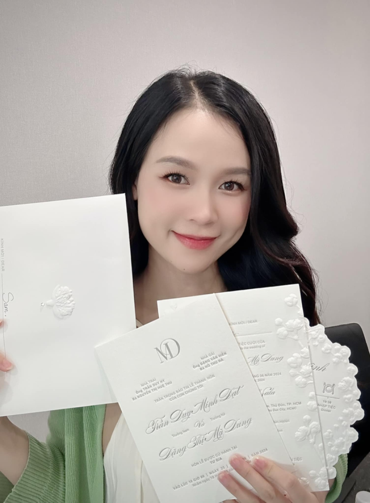 Sam háo hức khoe thiệp cưới của Midu.