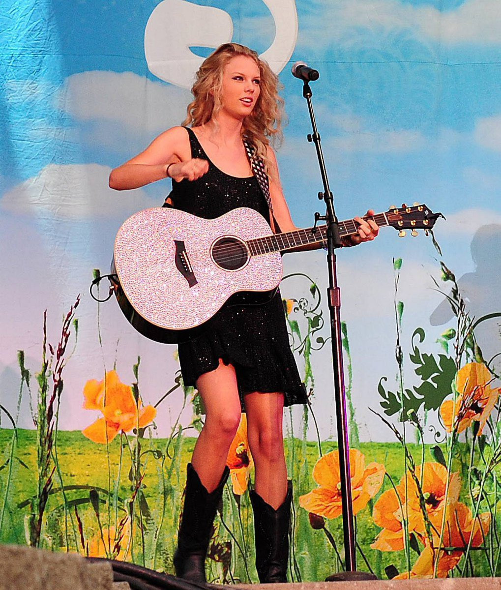 Taylor Swift diễn mở màn tại Me and My Gang Tour.