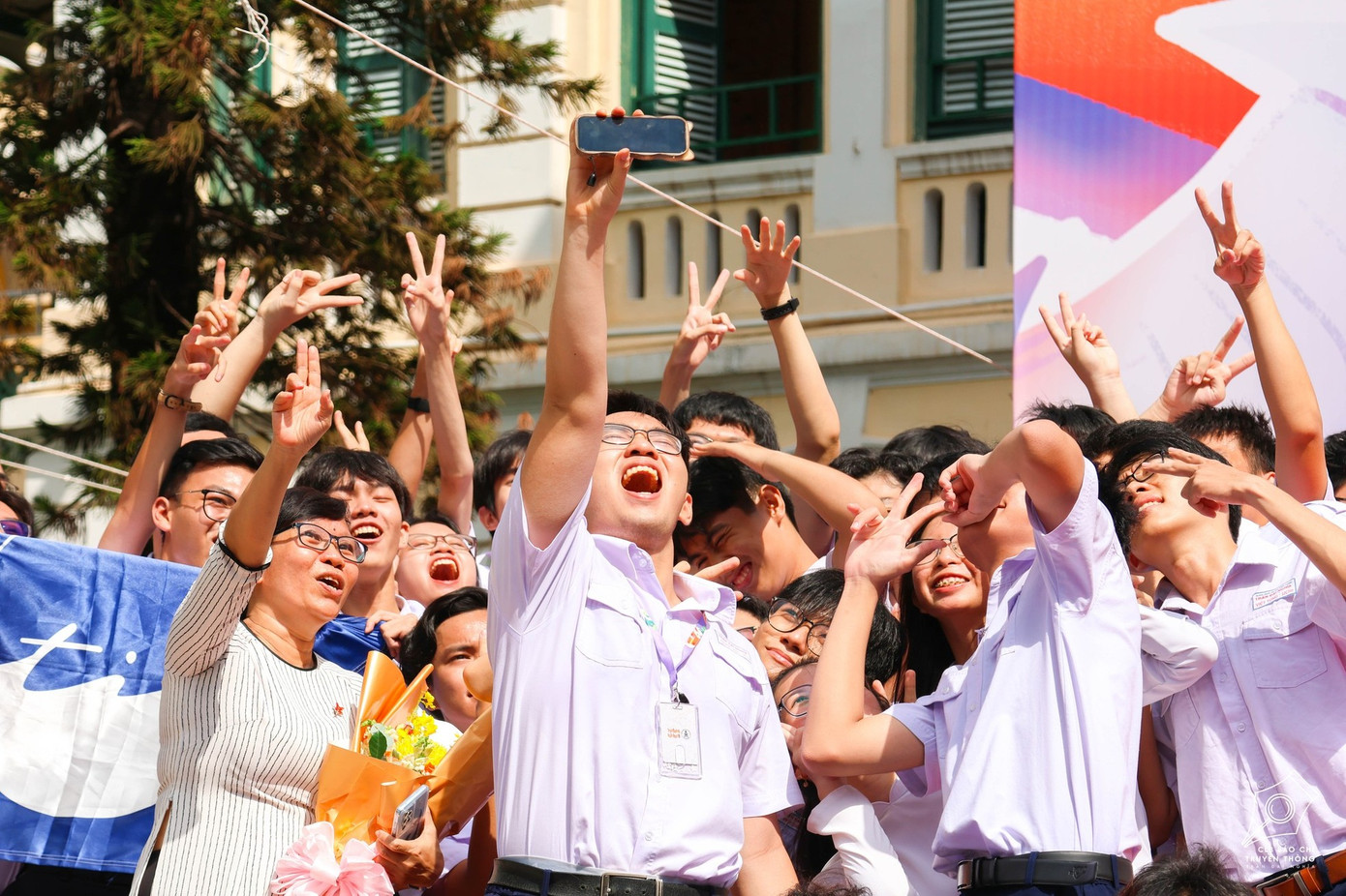 Teen Trần Chuyên tại lễ Trưởng thành và Tri ân. Ảnh: CLB Báo Chí - Truyền Thông THPT chuyên Trần Đại Nghĩa