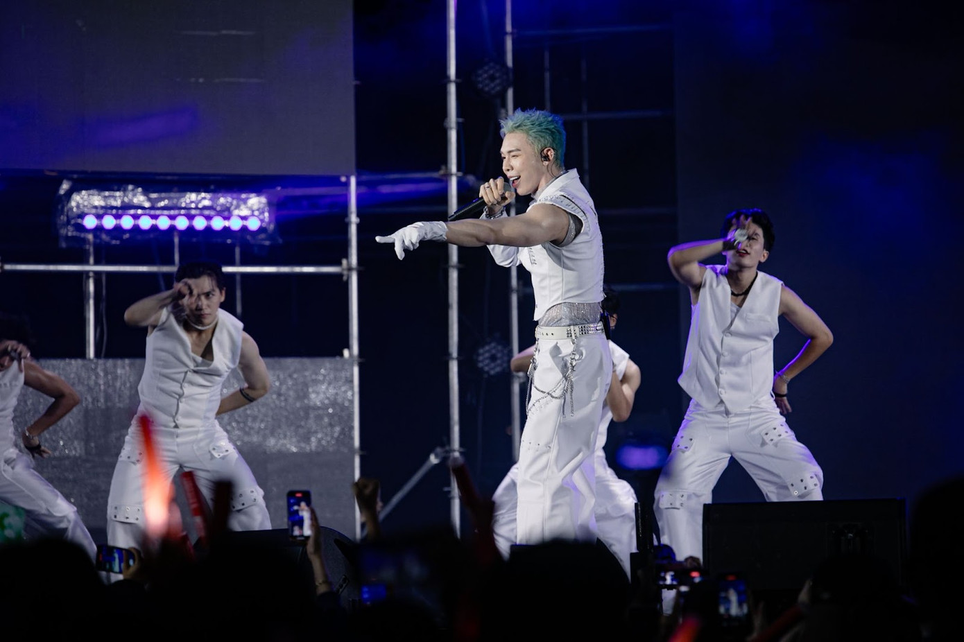 Erik xuất hiện tại đêm nhạc &apos;&apos;School Fest&apos;&apos; khiến khán giả reo hò.