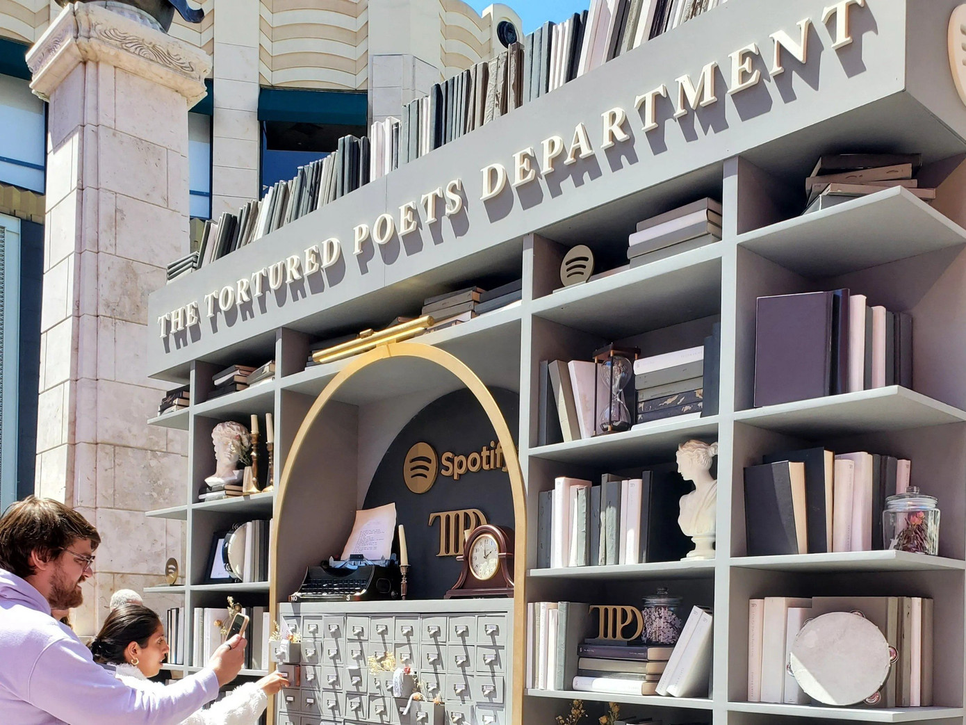 Người hâm mộ háo hức truy tìm những ẩn ý mà Taylor gửi gắm thông qua thư viện này.