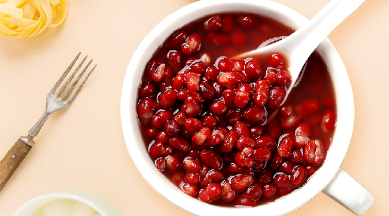 Với màu sắc tươi sáng, đậu đỏ được xem là biểu tượng của tình yêu và sự may mắn trong văn hóa Á Đông. Ảnh: Internet Với màu sắc tươi sáng, đậu đỏ được xem là biểu tượng của tình yêu và sự may mắn trong văn hóa Á Đông. Ảnh: Internet