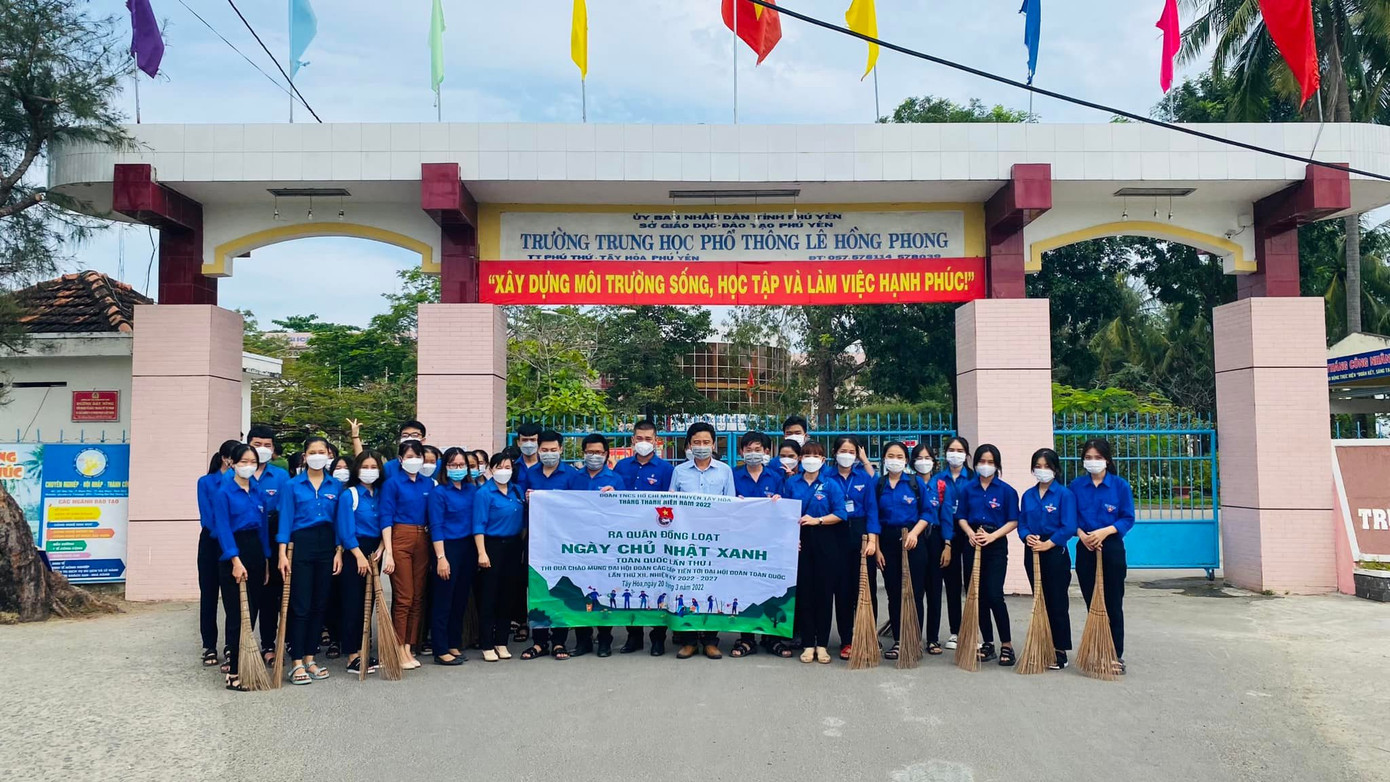 Thầy và trò cùng hưởng ứng Ngày Chủ nhật Xanh. Ảnh: Hoa Viên Trường THPT Lê Hồng Phong -Tây Hoà - Phú Yên Thầy và trò cùng hưởng ứng Ngày Chủ nhật Xanh. Ảnh: Hoa Viên Trường THPT Lê Hồng Phong -Tây Hoà - Phú Yên