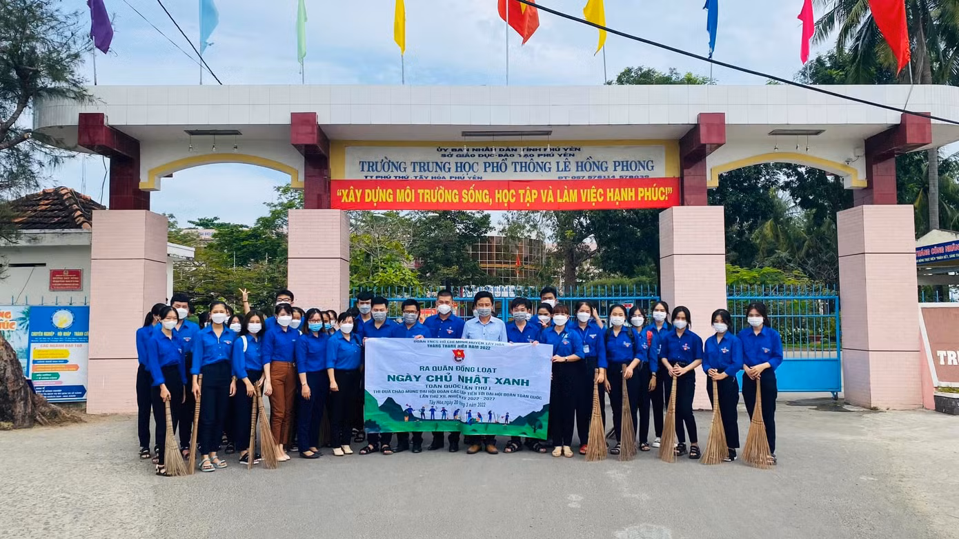 Thầy và trò cùng hưởng ứng Ngày Chủ nhật Xanh. Ảnh: Hoa Viên Trường THPT Lê Hồng Phong -Tây Hoà - Phú Yên