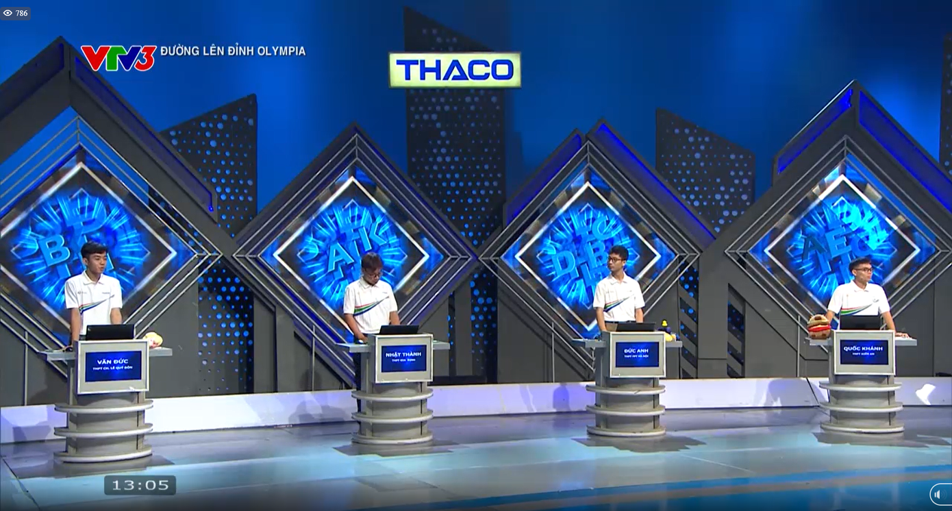 Đến khi giải xong gợi ý thứ ba, Đức Anh đã không ngần ngại bấm chuông và giành được lợi thế về mặt điểm số.