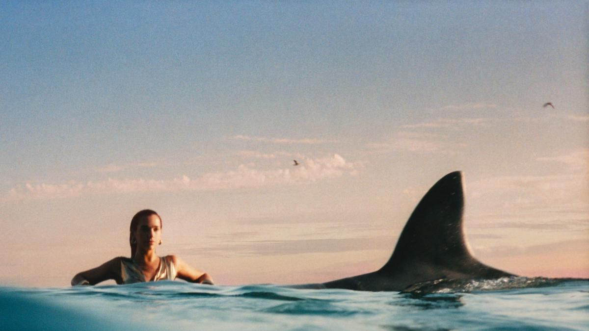 Album mới của Dua Lipa không được đánh giá cao. Album mới của Dua Lipa không được đánh giá cao.