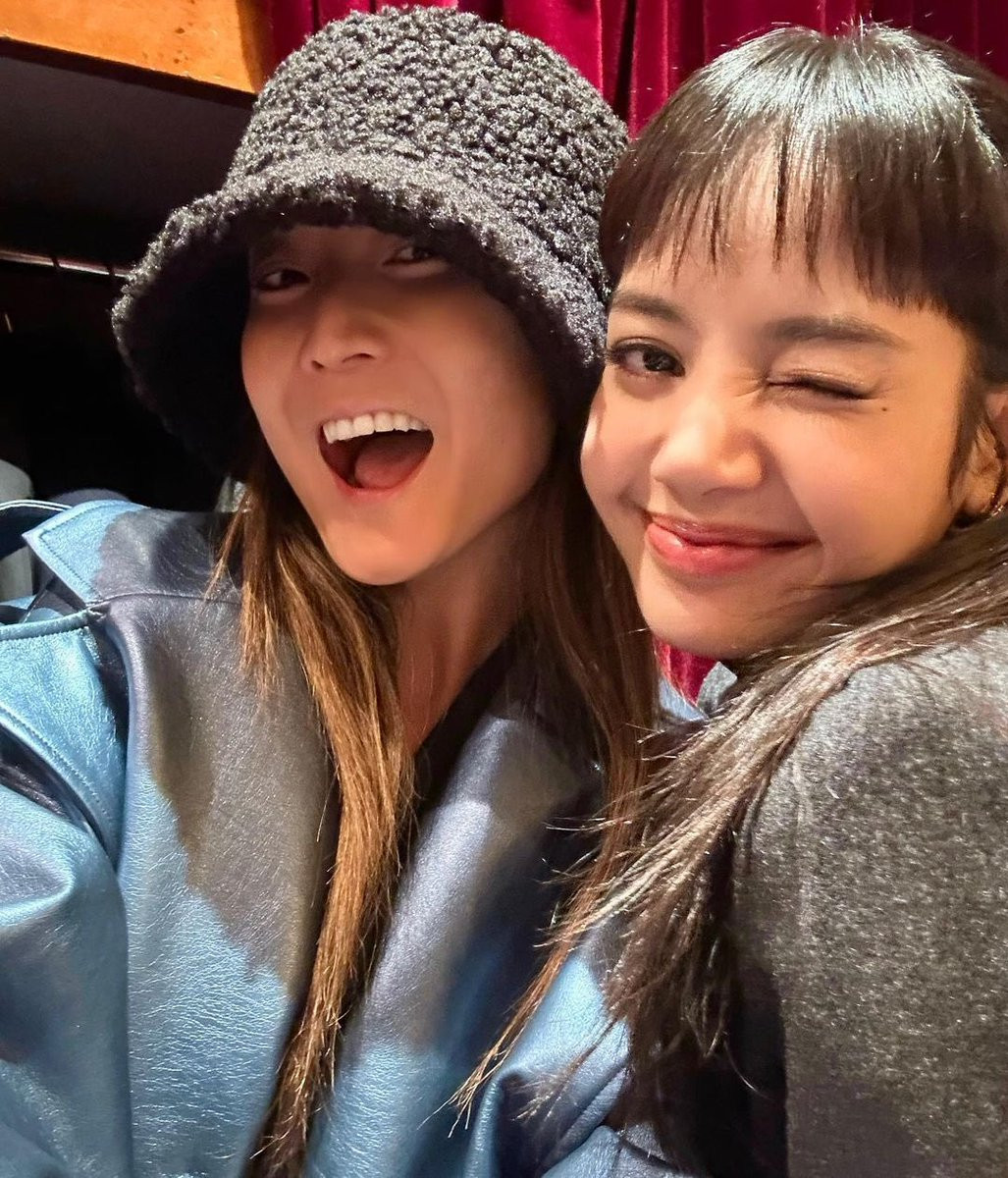 Diễn viên Ashley Park (vai Mindy) từng nhiều lần đăng hình đi chơi cùng Lisa.