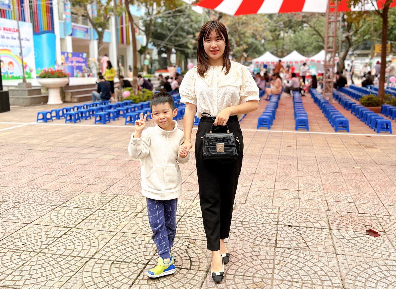 Các bạn nhỏ hào hứng cùng bố mẹ đến ngày hội trải nghiệm.