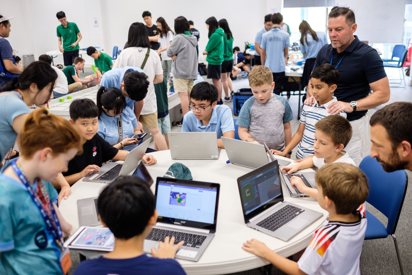 Nhà trường trang bị đầy đủ các thiết bị cần thiết cho các bạn học sinh. Ảnh: UNIS Hanoi Nhà trường trang bị đầy đủ các thiết bị cần thiết cho các bạn học sinh. Ảnh: UNIS Hanoi