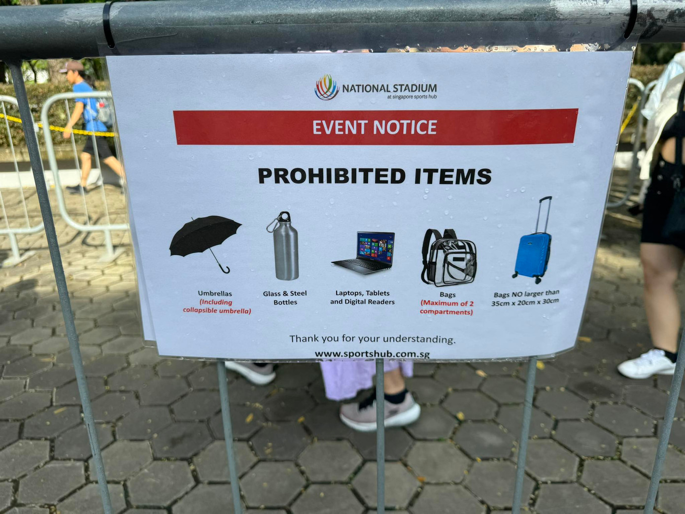 Một số món đồ bị cấm khác, do thời tiết ở Singapore đang có mưa nên nhớ mang áo mưa nhé!
