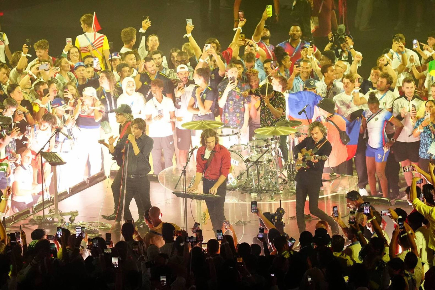 Hàng loạt vận động viên tràn lên sân khấu để hoà chung với ban nhạc Phoenix. Hàng loạt vận động viên tràn lên sân khấu để hoà chung với ban nhạc Phoenix.