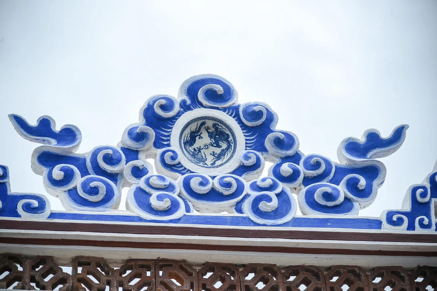 Nhiều người cho rằng màu sắc của phần đỉnh mái không phù hợp. Ảnh: Tử Văn/VTV Times.