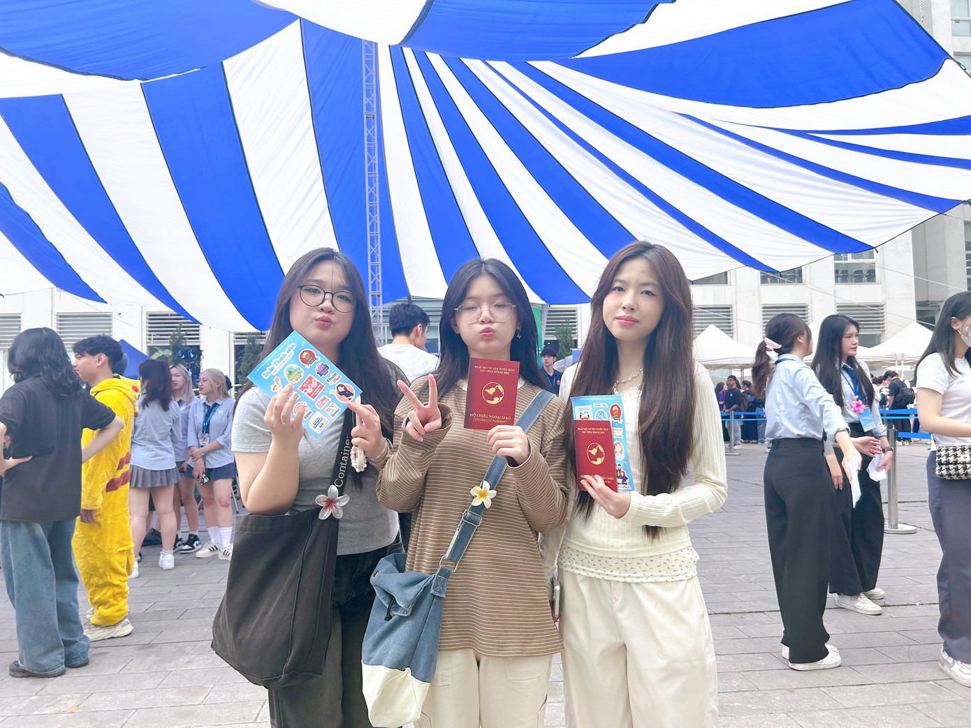 Phương Anh cùng các bạn của mình đến ngày hội tư vấn tuyển sinh Open DAV House. Phương Anh cùng các bạn của mình đến ngày hội tư vấn tuyển sinh Open DAV House.