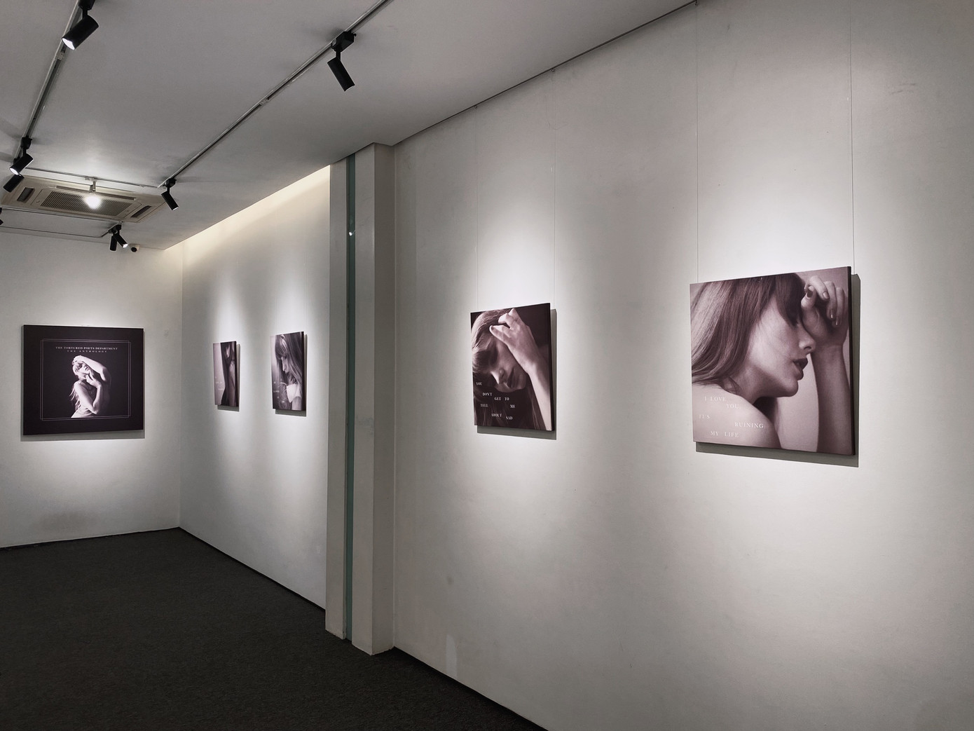 Phòng trưng bày được lấy cảm hứng từ album &quot;The Tortured Poets Department&quot;.