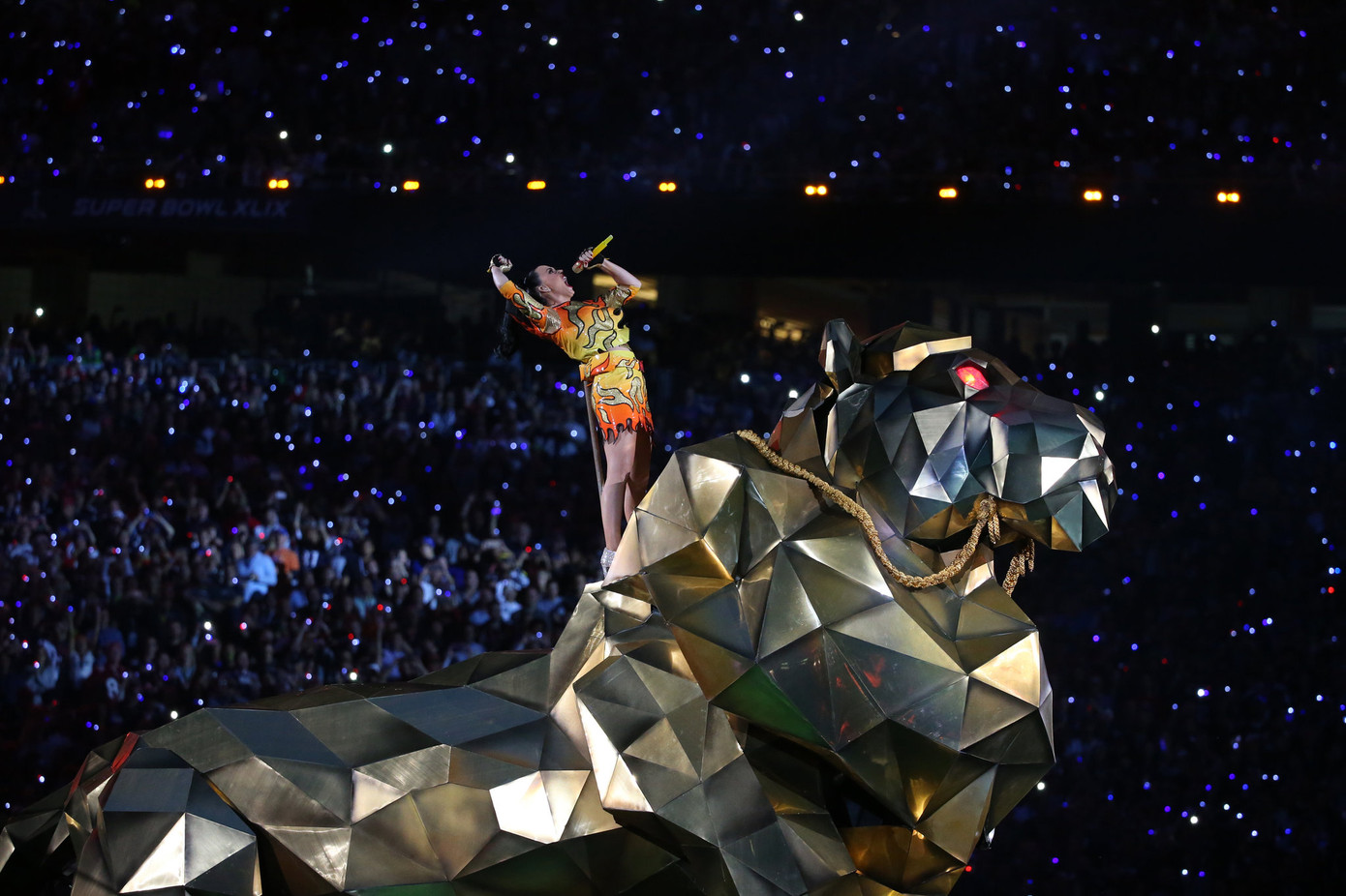 Hình ảnh Katy Perry cưỡi chú hổ khổng lồ trên sân khấu Super Bowl để lại ấn tượng sâu sắc trong lòng khán giả.