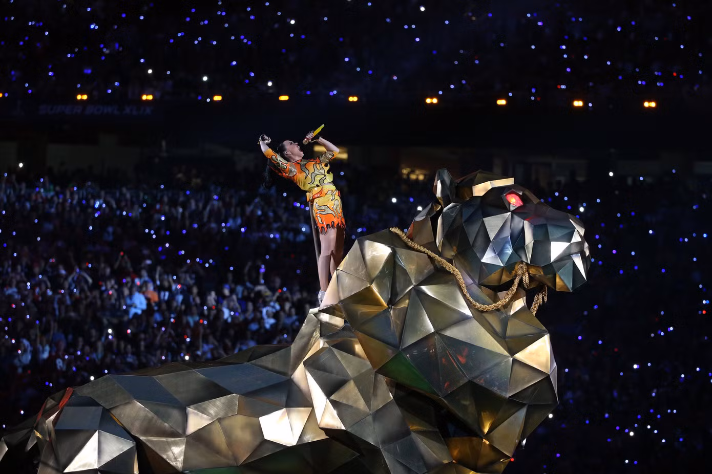Hình ảnh Katy Perry cưỡi chú hổ khổng lồ trên sân khấu Super Bowl để lại ấn tượng sâu sắc trong lòng khán giả. Hình ảnh Katy Perry cưỡi chú hổ khổng lồ trên sân khấu Super Bowl để lại ấn tượng sâu sắc trong lòng khán giả.