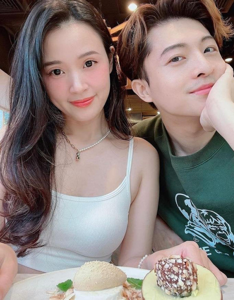 Vắng mặt ở đám hỏi của Midu, thế nhưng, nhiều cư dân mạng vẫn dự đoán sẽ có sự xuất hiện bất ngờ của Harry Lu tại đám cưới.