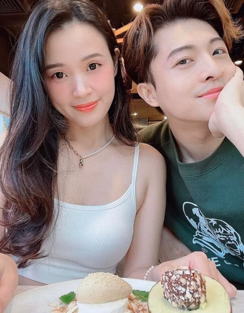 Vắng mặt ở đám hỏi của Midu, thế nhưng, nhiều cư dân mạng vẫn dự đoán sẽ có sự xuất hiện bất ngờ của Harry Lu tại đám cưới.